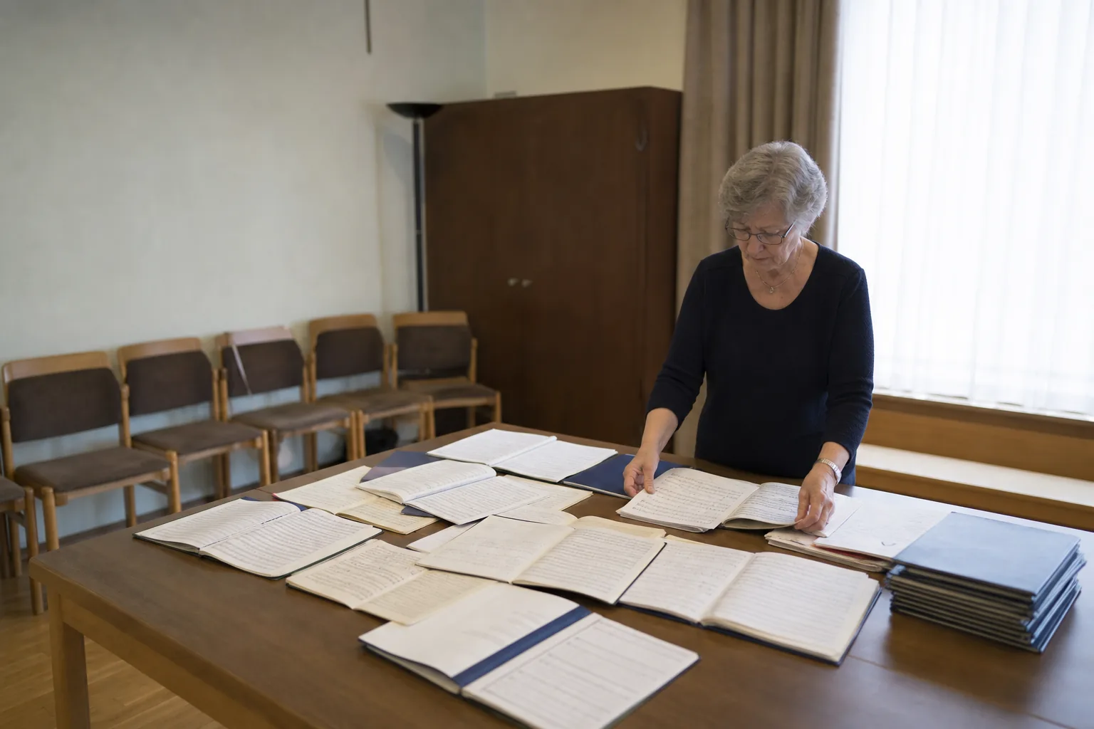 Notenwartin ordnet Chormappen im Probenraum
